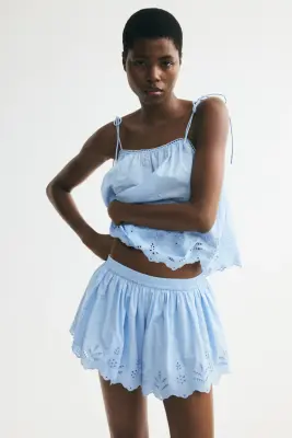 Short à taille élastique avec broderie anglaise - Bleu clair