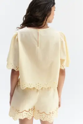 Short en coton avec broderie anglaise - Jaune clair