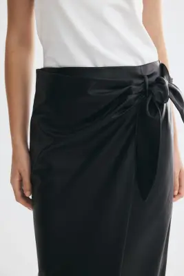 Jupe en tissu enduit avec détail à nouer - Noir