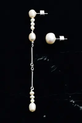 BOUCLES D'OREILLES ASYMÉTRIQUES PERLES DE CULTURE - ARGENTÉ