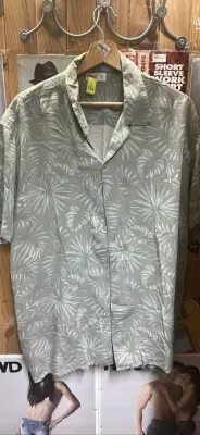 Chemise à motifs tropicaux