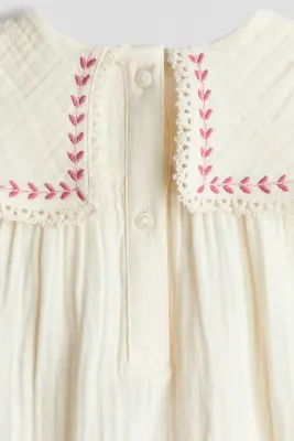 Barboteuse en coton avec broderies - Crème/fleurs
