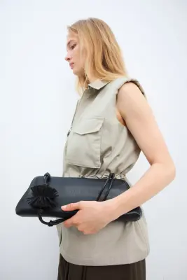 Sac porté épaule avec pompon décoratif - Noir