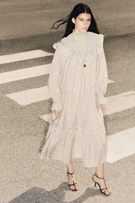 Robe à volants ruchés en tissu texturé - Beige clair/fleuri