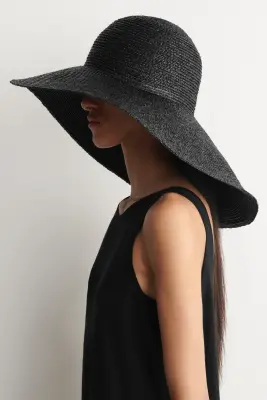 CHAPEAU EN RAPHIA À LARGES BORDS - NOIR