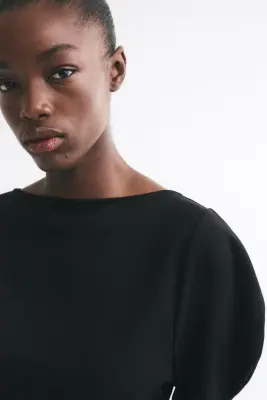 Top asymétrique avec manches bouffantes - Noir