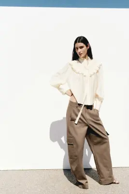 Blouse à volants ruchés avec col à nouer - Crème