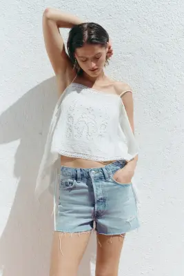 Short en denim avec bords à cru - Bleu denim clair