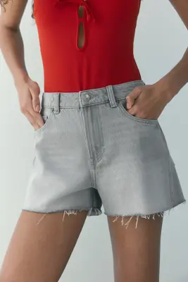 Short en denim avec bords à cru - Gris clair