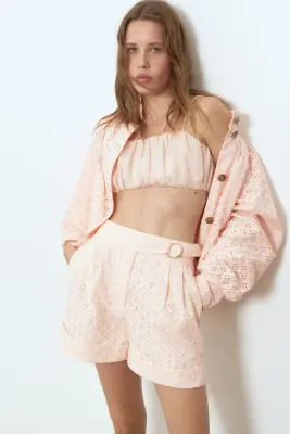 Short en coton avec broderie anglaise - Rose pâle