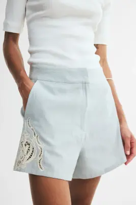 Short en lin mélangé avec broderie anglaise - Bleu denim clair/crème