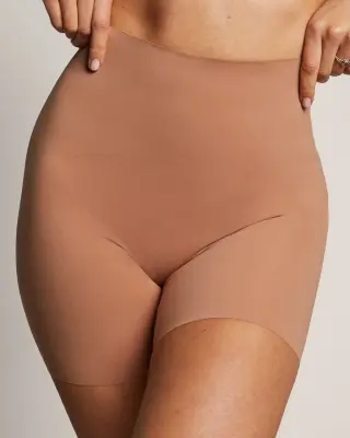 Shorty sculptant nude