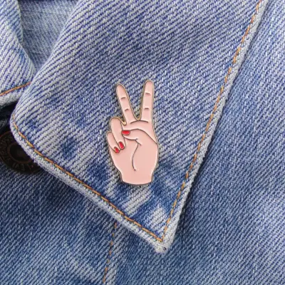 Pin's Peace blanc Coucou Suzette