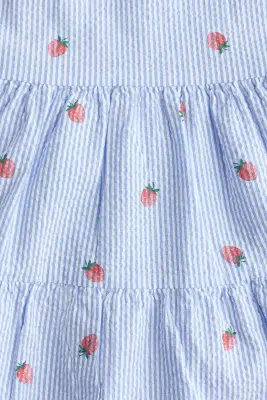 Robe à étages en seersucker - Bleu clair/fraises