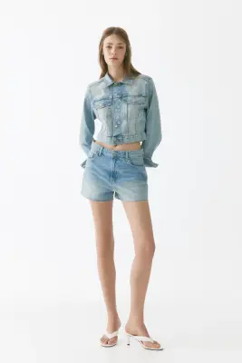 Short en denim avec bords à cru - Bleu denim clair