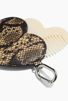 Bijou de sac avec peigne en forme de cœur - Beige/motif peau de serpent