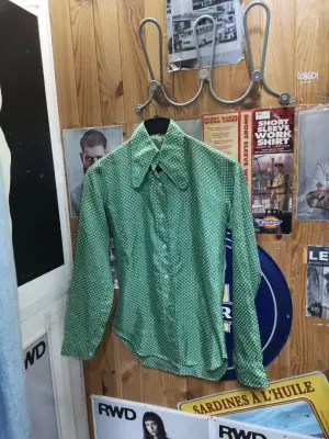 Chemise verte à pois