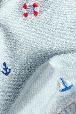 Short en denim avec détails brodés - Bleu denim clair/voiliers