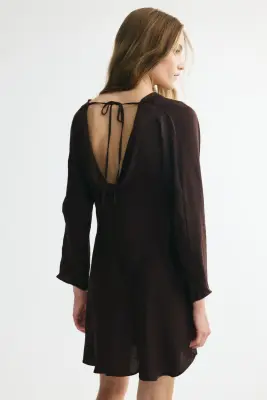 Robe à encolure bénitier avec jupe évasée - Marron foncé