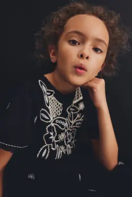 Robe en coton avec détails brodés - Noir/fleuri