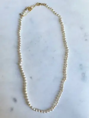 Nouveau ! ROOM SERVICE JEWELRY Collier Poésie Perles Blanches