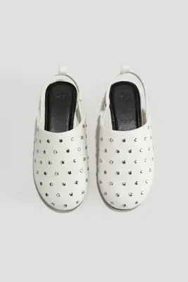 Escarpins cloutés avec bride arrière - Blanc