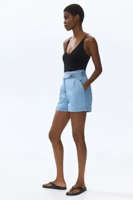 Short en denim avec ceinture - Bleu denim clair