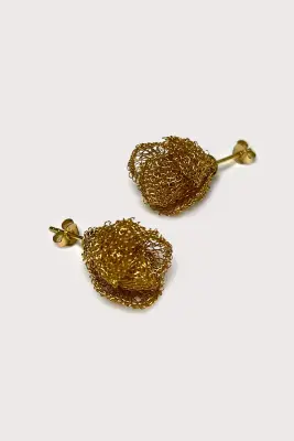 Boucles d’oreilles rose en maille dorée