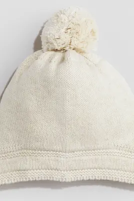 Bonnet en maille avec liens à nouer sous le menton - Crème
