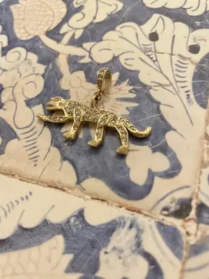 Nouveau ! ROOM SERVICE JEWELRY Pendentif Charm Baghera Diamants