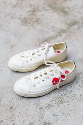 Comme Des Garçons – Converse Play Single Heart Low Top Sneakers – Ecru