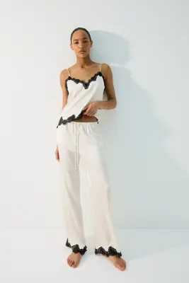 Pyjama en satin avec dentelle - Crème/noir