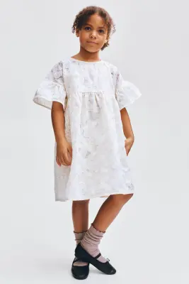 Robe à manches volantées avec broderies - Crème