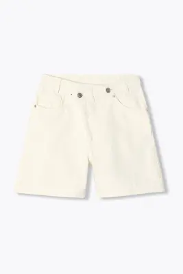 Short à bouton décalé