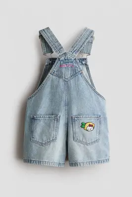 Salopette short en denim avec applications - Bleu denim clair/Hello Kitty