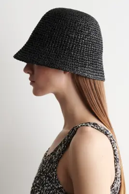 CHAPEAU SEAU SCULPTÉ EN PAILLE - NOIR