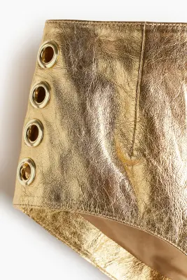 Mini short en cuir avec œillets - Doré