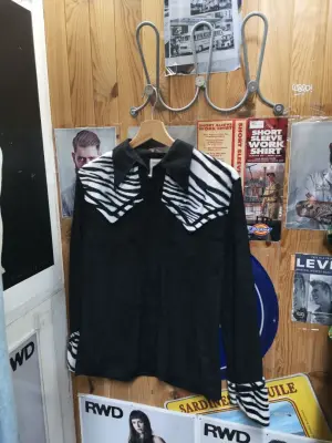 Chemise noire à motifs zébrés