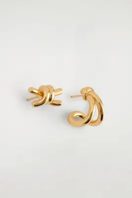 BOUCLES D'OREILLES DÉPAREILLÉES FAÇON NOUÉES - DORÉ