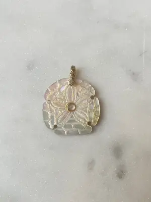 Nouveau ! ROOM SERVICE JEWELRY Pendentif Charm Sand Dollar Nacre