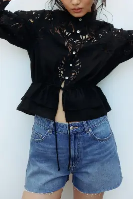 Short en denim avec bords à cru - Bleu denim clair