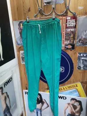 Pantalon de jogging vert et violet