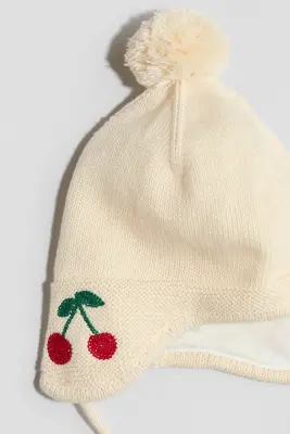 Bonnet à rabats d'oreilles avec détails brodés - Crème/cerises