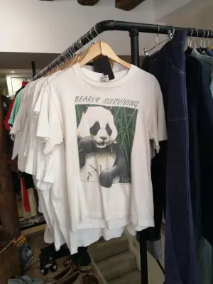 T-shirt blanc imprimé Panda "Bearly Surviving"