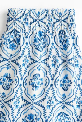 Short en twill avec taille élastique - Blanc/motif bleu