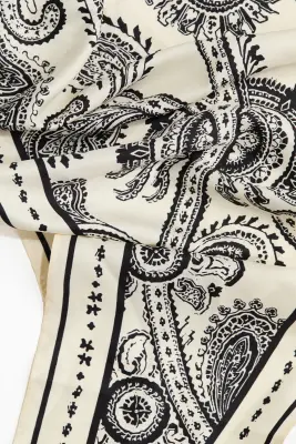 Foulard triangulaire en satin imprimé - Crème/motif cachemire