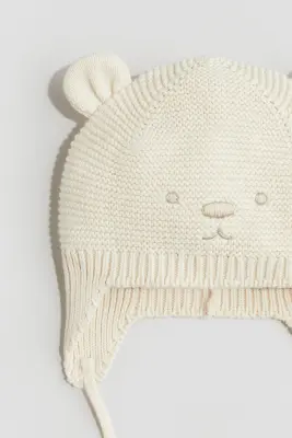 Bonnet en maille avec liens à nouer sous le menton - Beige clair