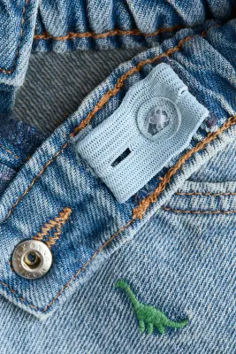 Short en denim avec détails brodés - Bleu denim clair/dinosaures