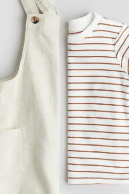 Ensemble 2 pièces avec salopette et T-shirt - Beige/rayures rouges
