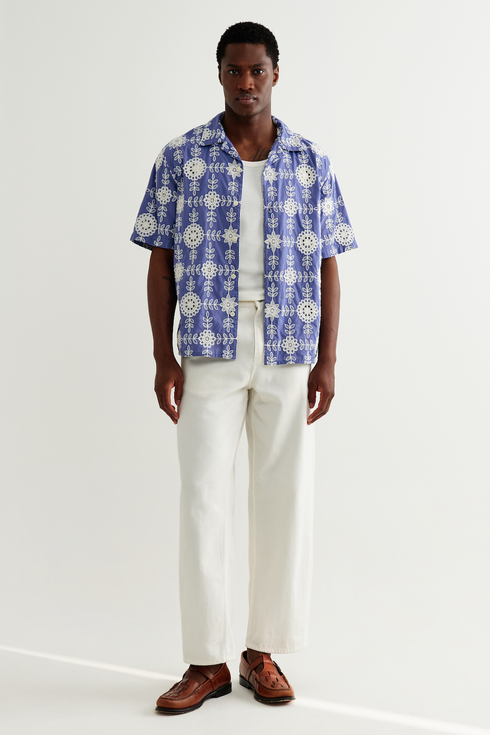 Wax London chemise brodée écru sur fond bleu